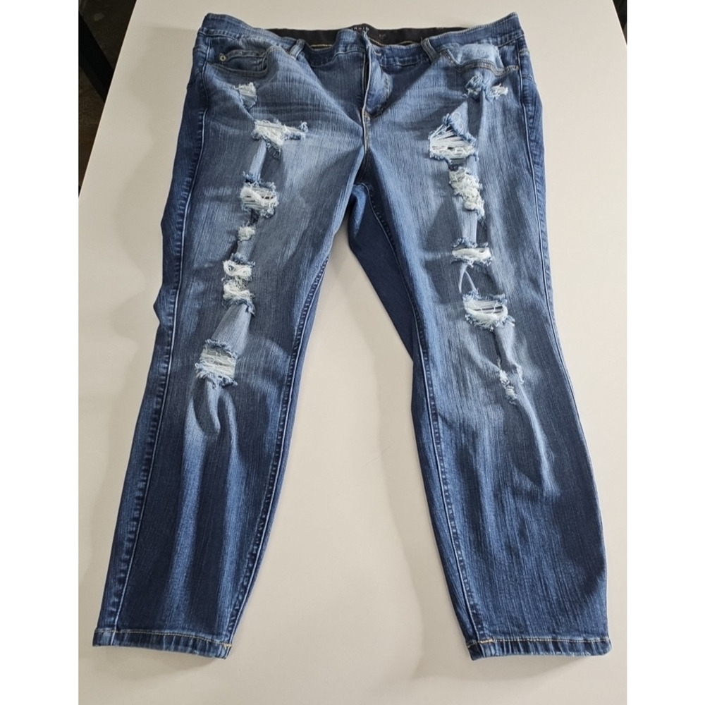 Torrid Bombshell Skinny Distressed Medium wash Womens Blue Jeans Sz 24S
